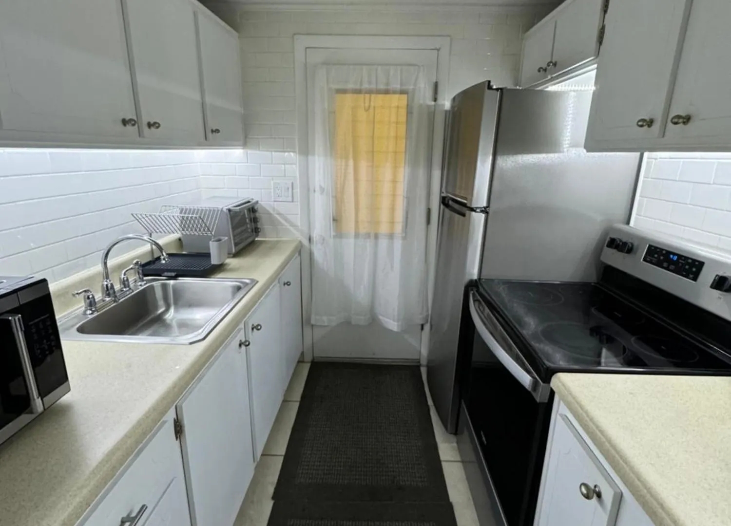 One Bedroom Minutes From The Beach *