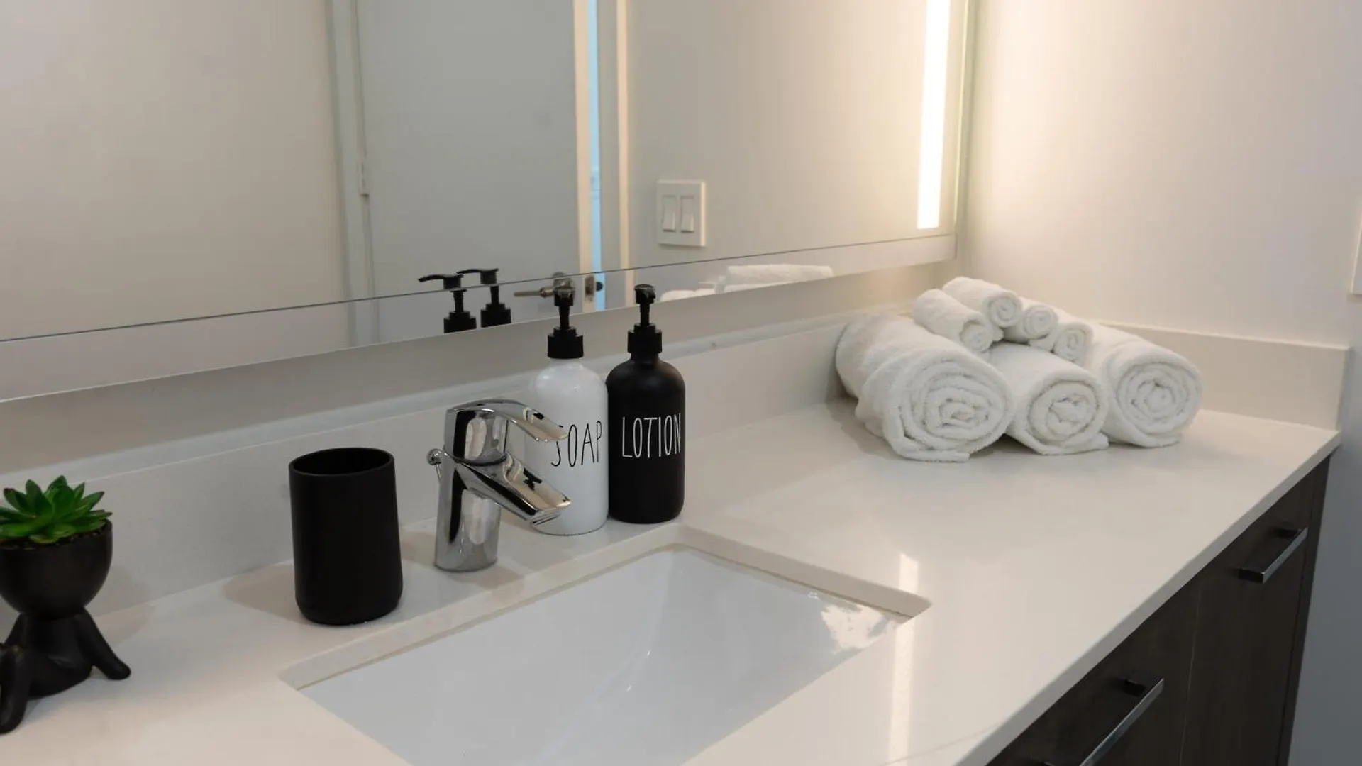 Vibrant Downtown Gem - 2br, Near Port Of & Entertainment