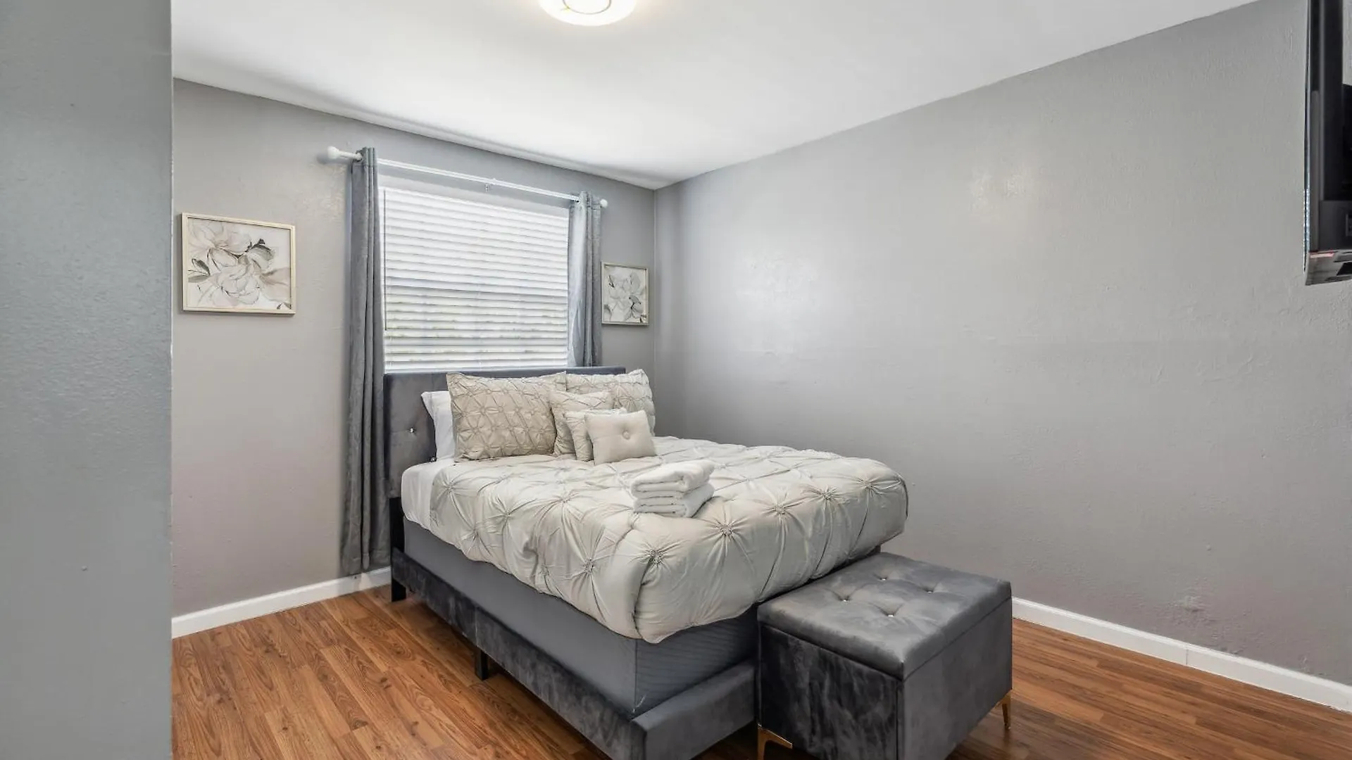 Spacious 3br In With Fenced Backyard *