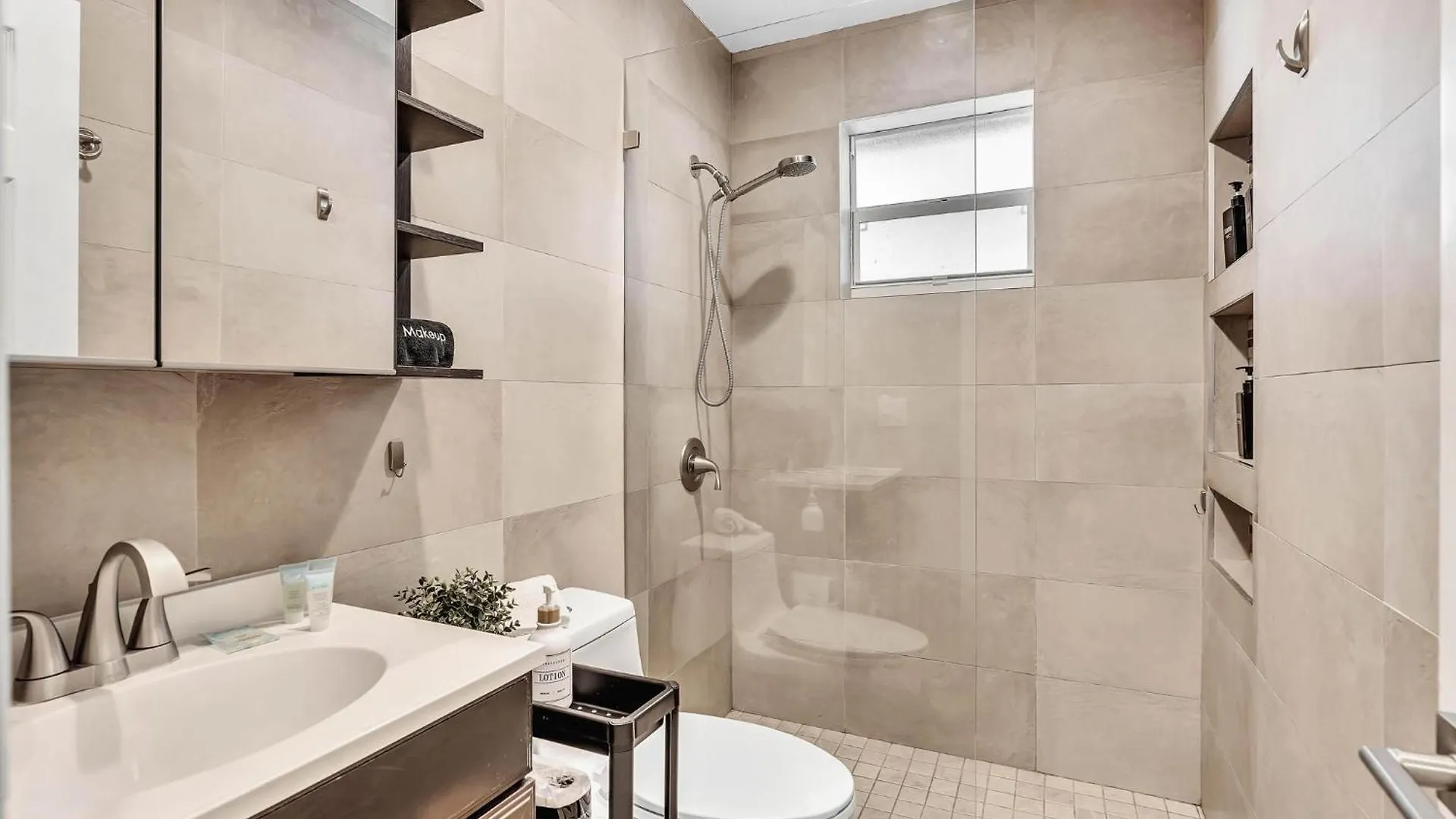 Дом отдыха Estelo's Place - Modern Townhouse With King Bed, Only 5 Min From The Airport! Майами