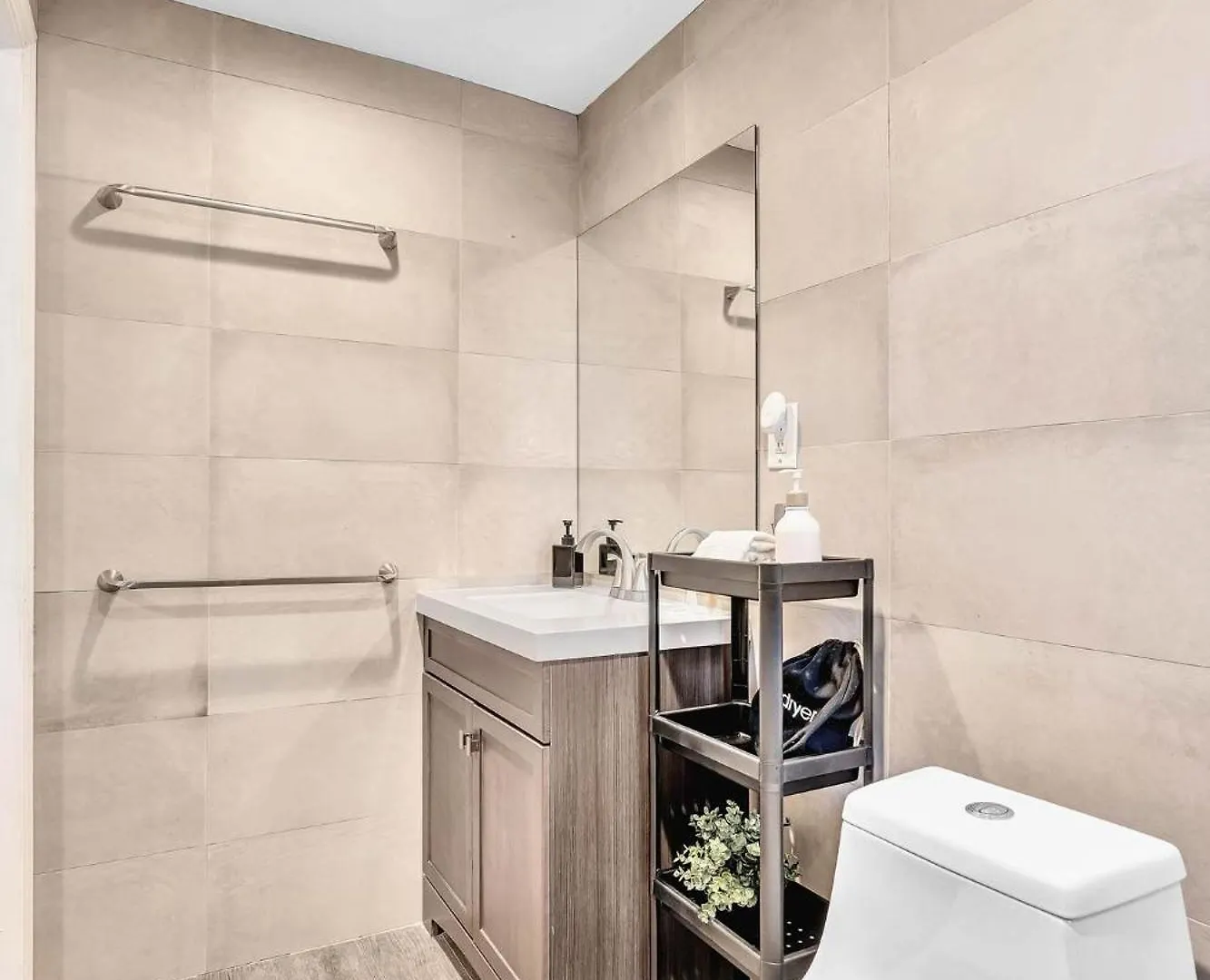 Дом отдыха Estelo's Place - Modern Townhouse With King Bed, Only 5 Min From The Airport! *