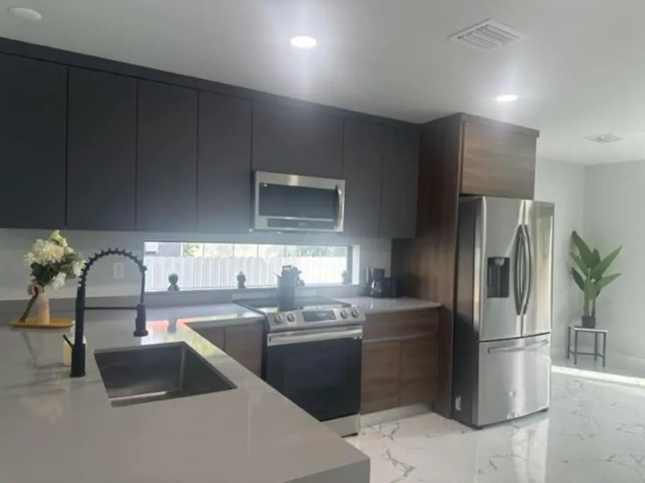 Luxe 3 Bed & 3 Bath Minutes From Design District *