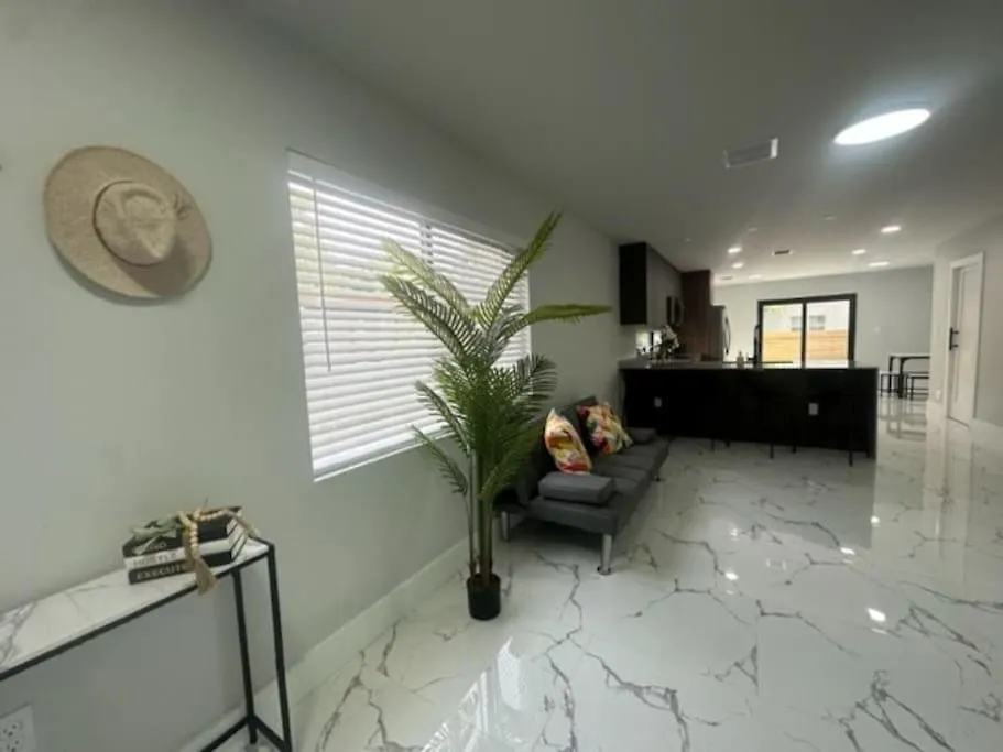 Luxe 3 Bed & 3 Bath Minutes From Design District Villa