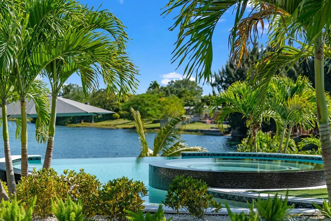 Wonderlake Infinity Pool L66 Holiday home