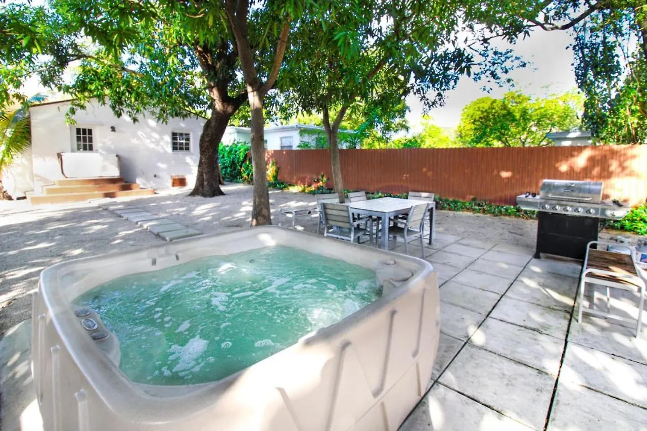 別荘 Modern Rock Themed House W Hot Tub Huge Yard マイアミ