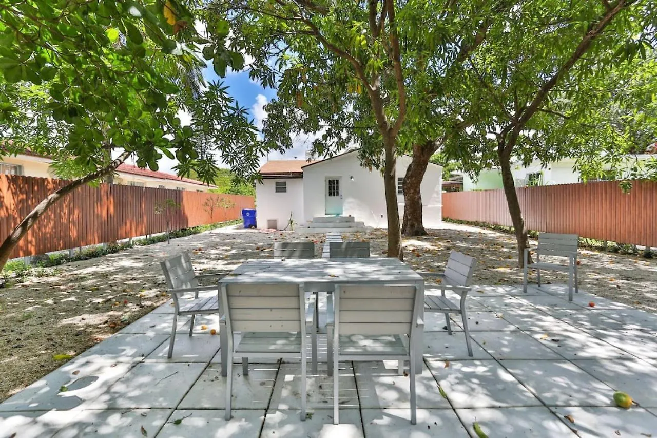 Modern Rock Themed House W Hot Tub Huge Yard マイアミ