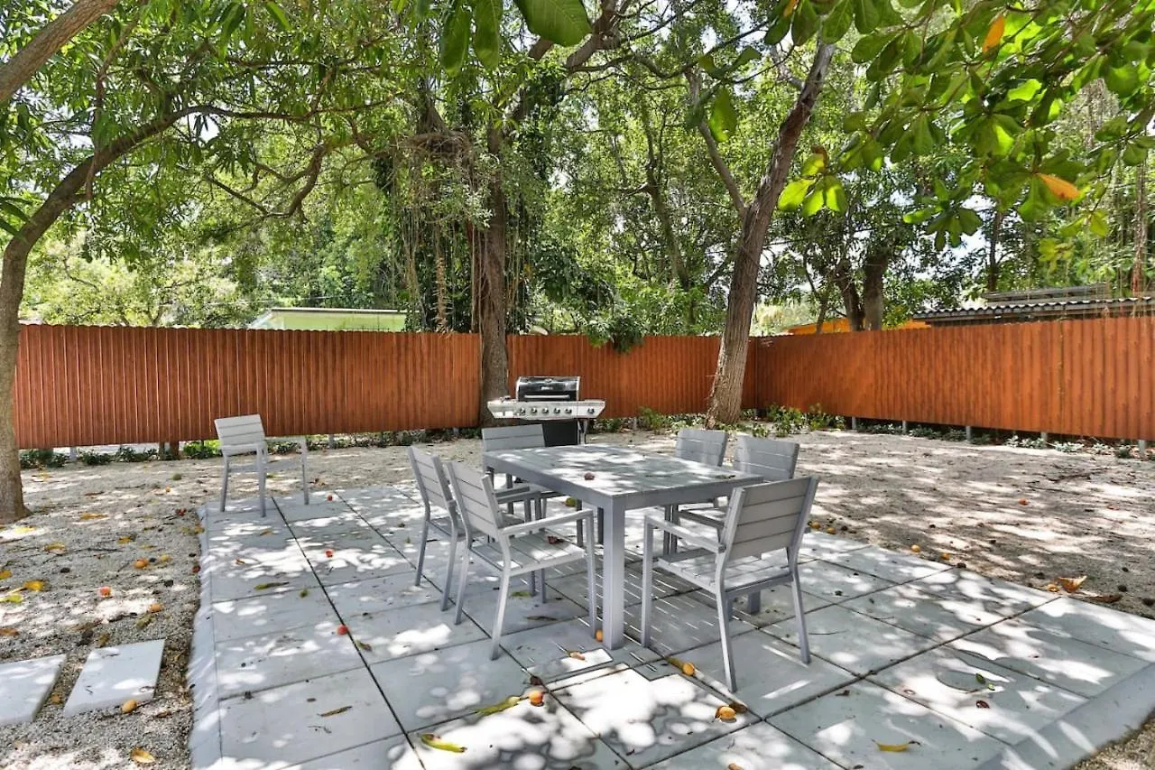 Modern Rock Themed House W Hot Tub Huge Yard 別荘 *