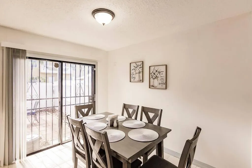 Oasis 7 Mins To Dolphin Mall Mia Ps4 Games Apartmán