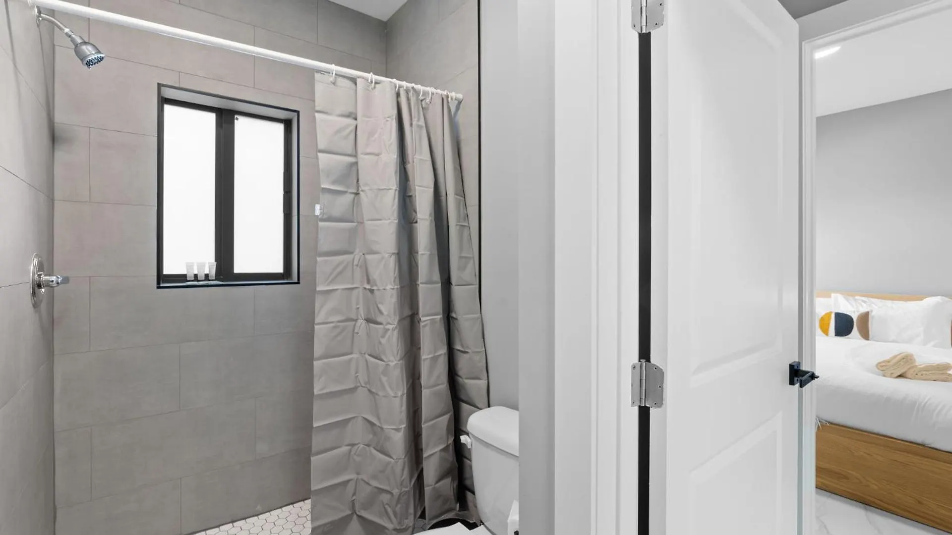 Modern 4-br House With Free Parking