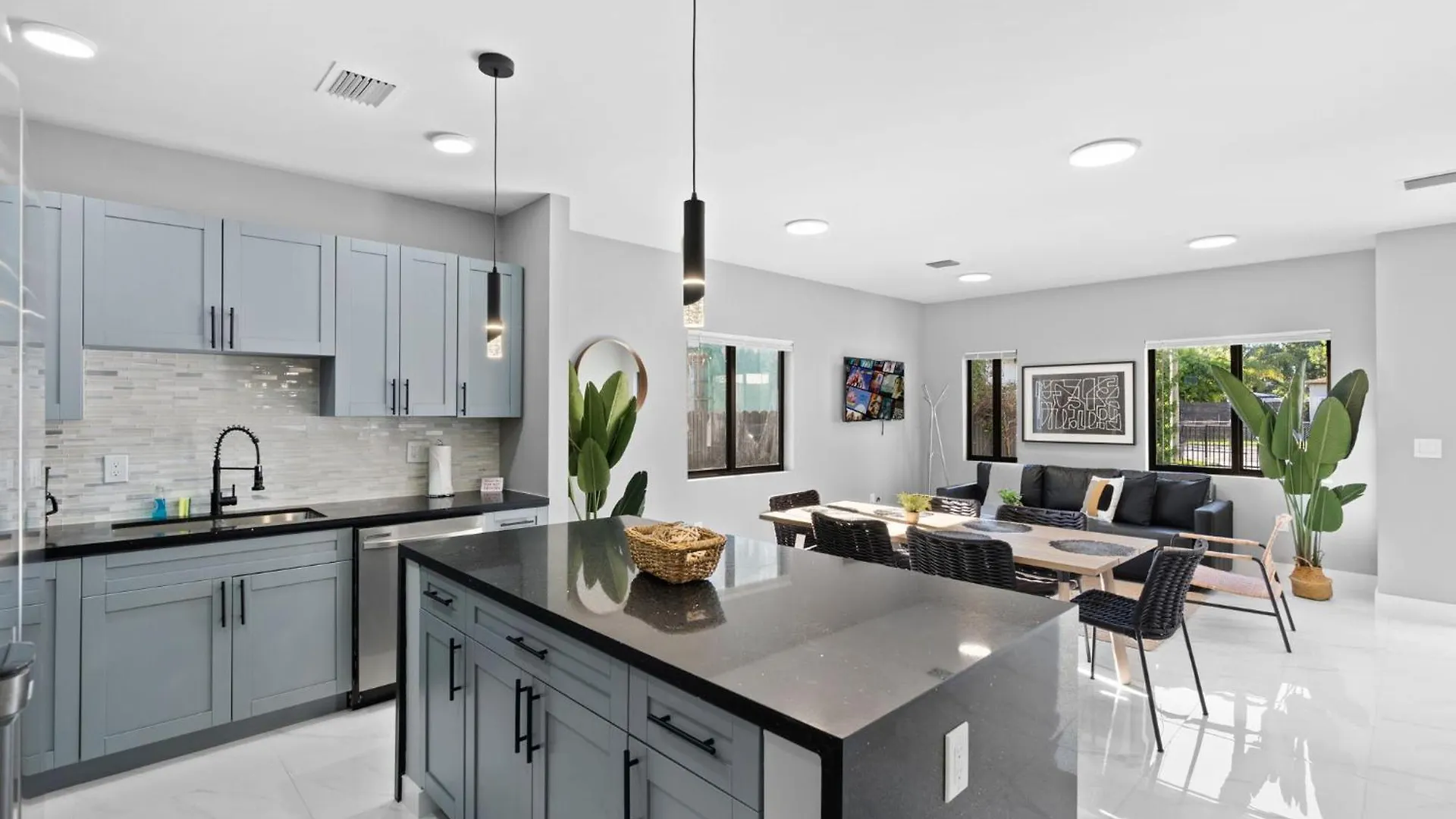 Modern 4-br House With Free Parking Apartment *