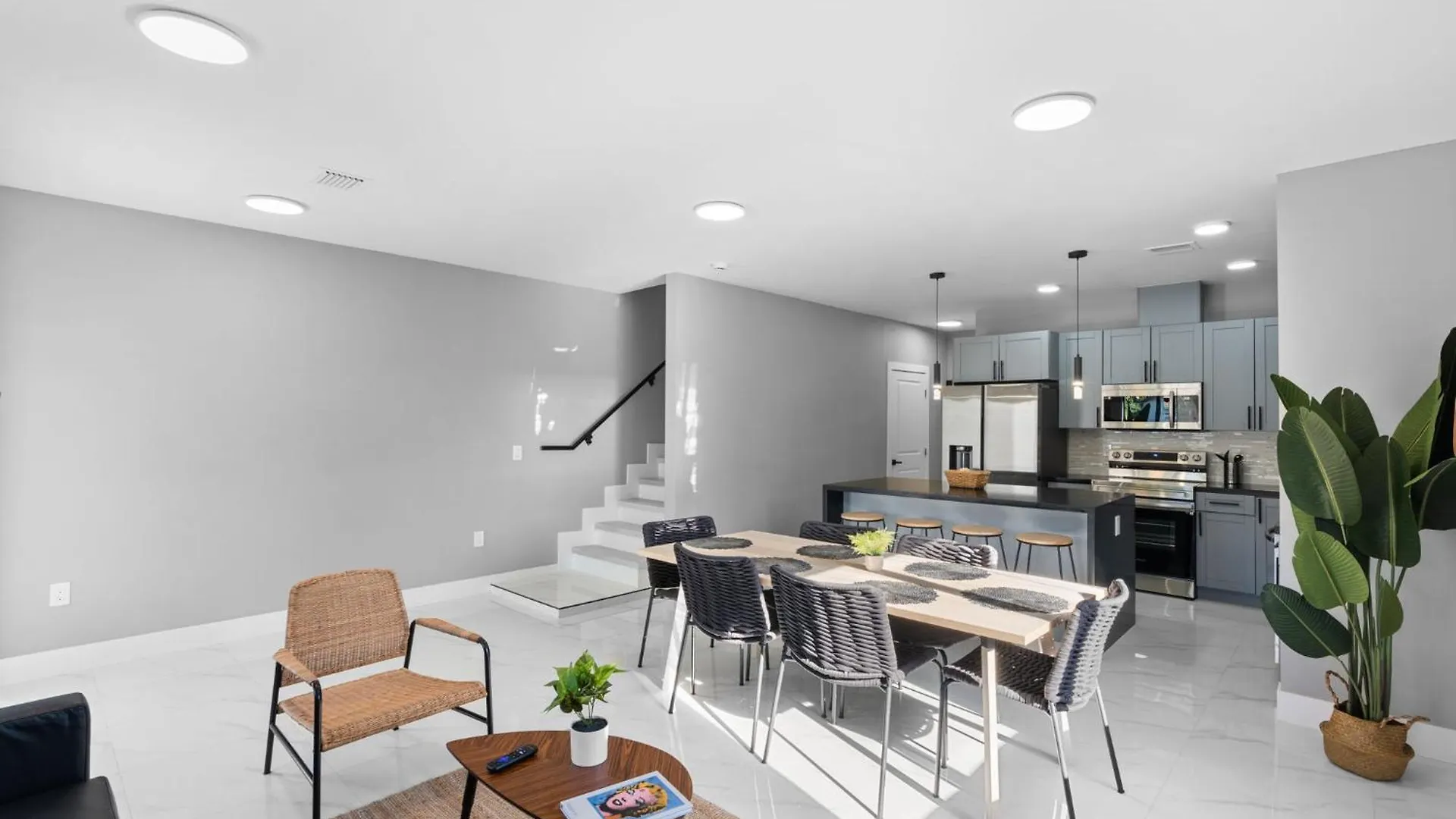 Modern 4-br House With Free Parking *