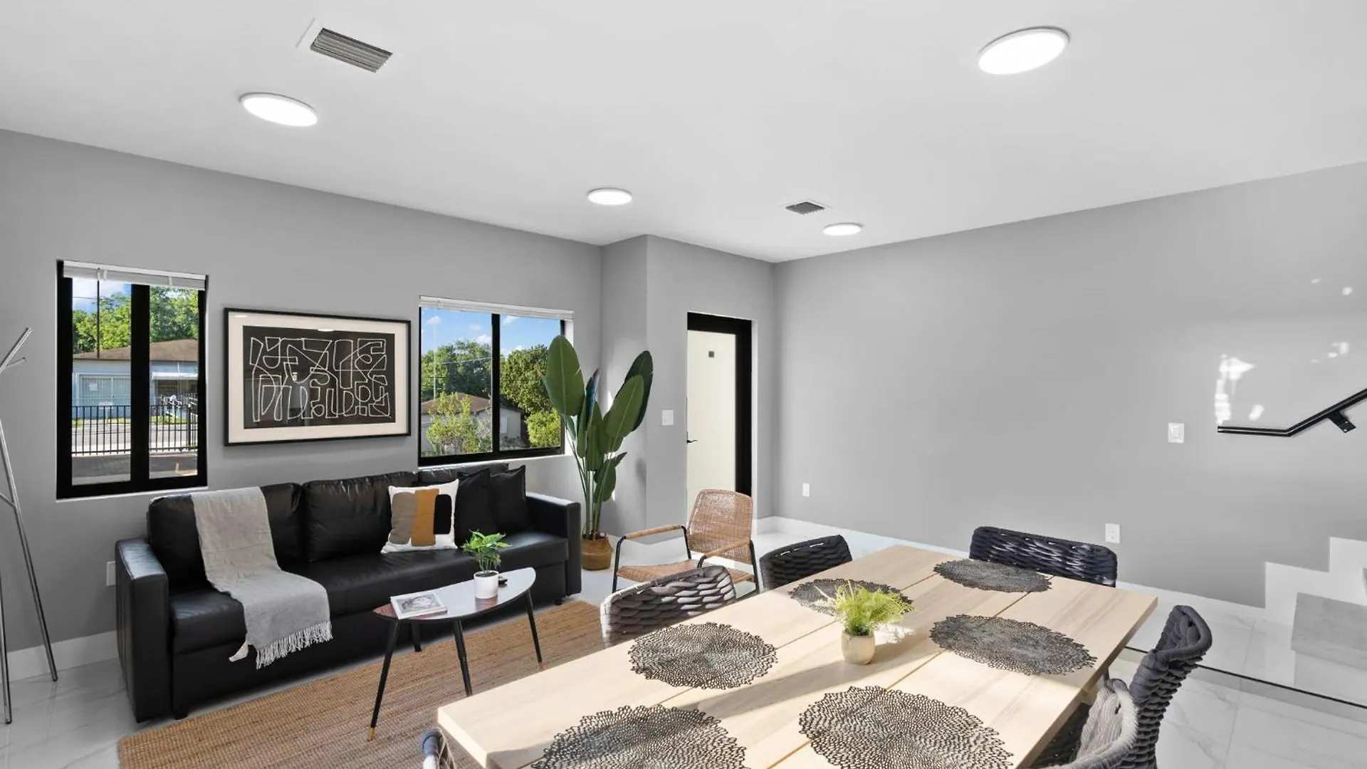 Modern 4-br House With Free Parking Apartment