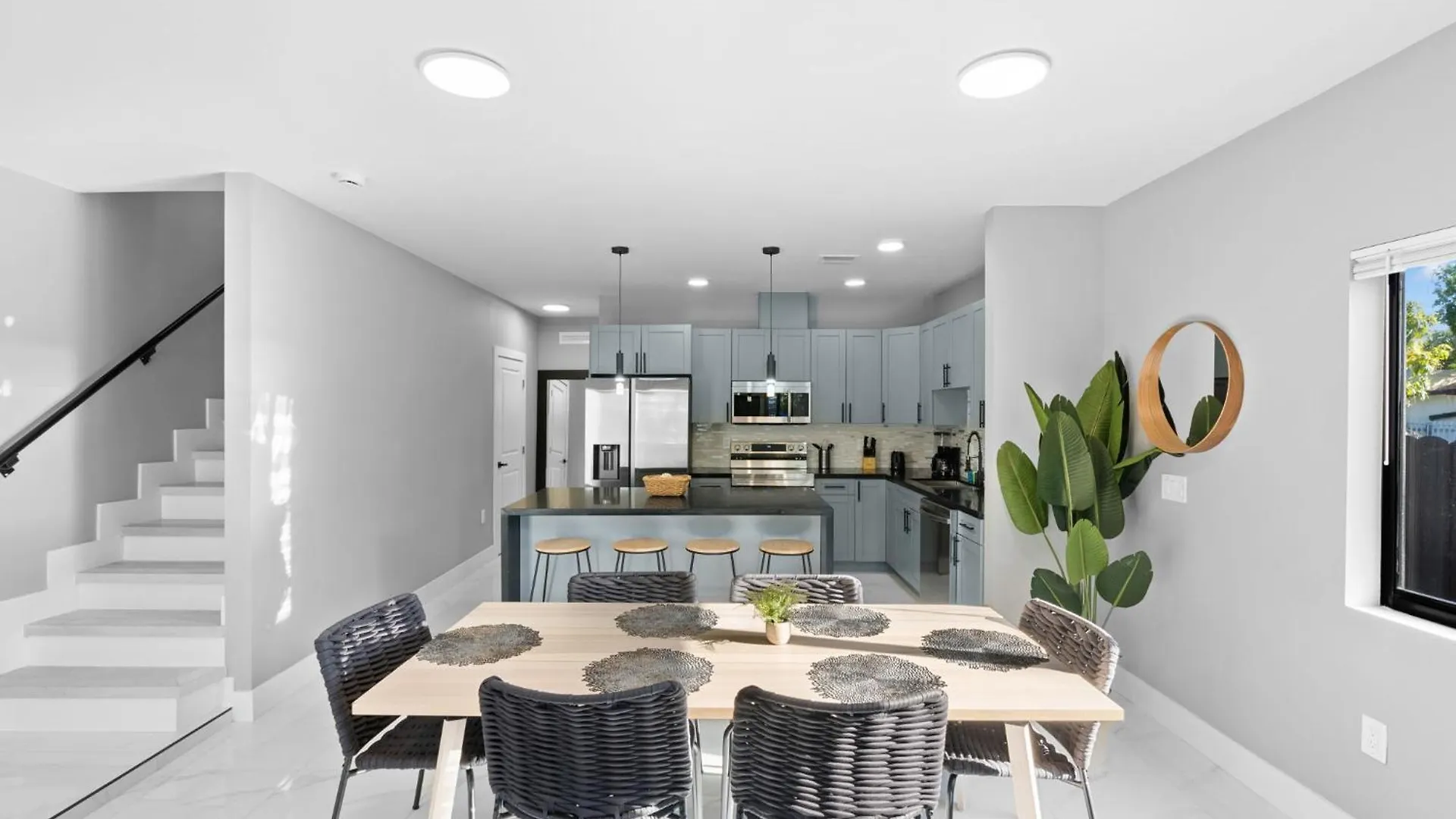 Modern 4-br House With Free Parking