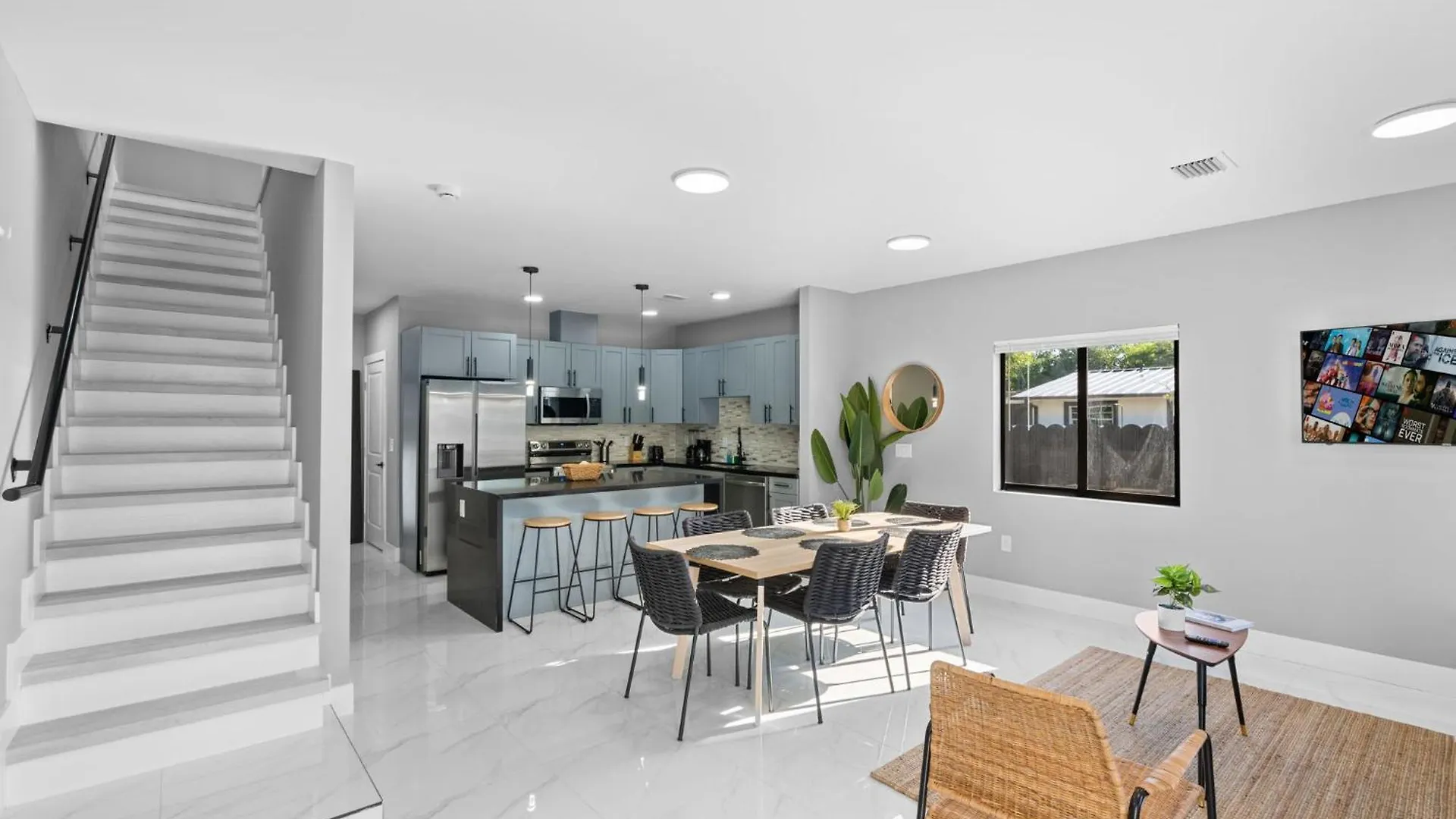 Modern 4-br House With Free Parking Apartment *