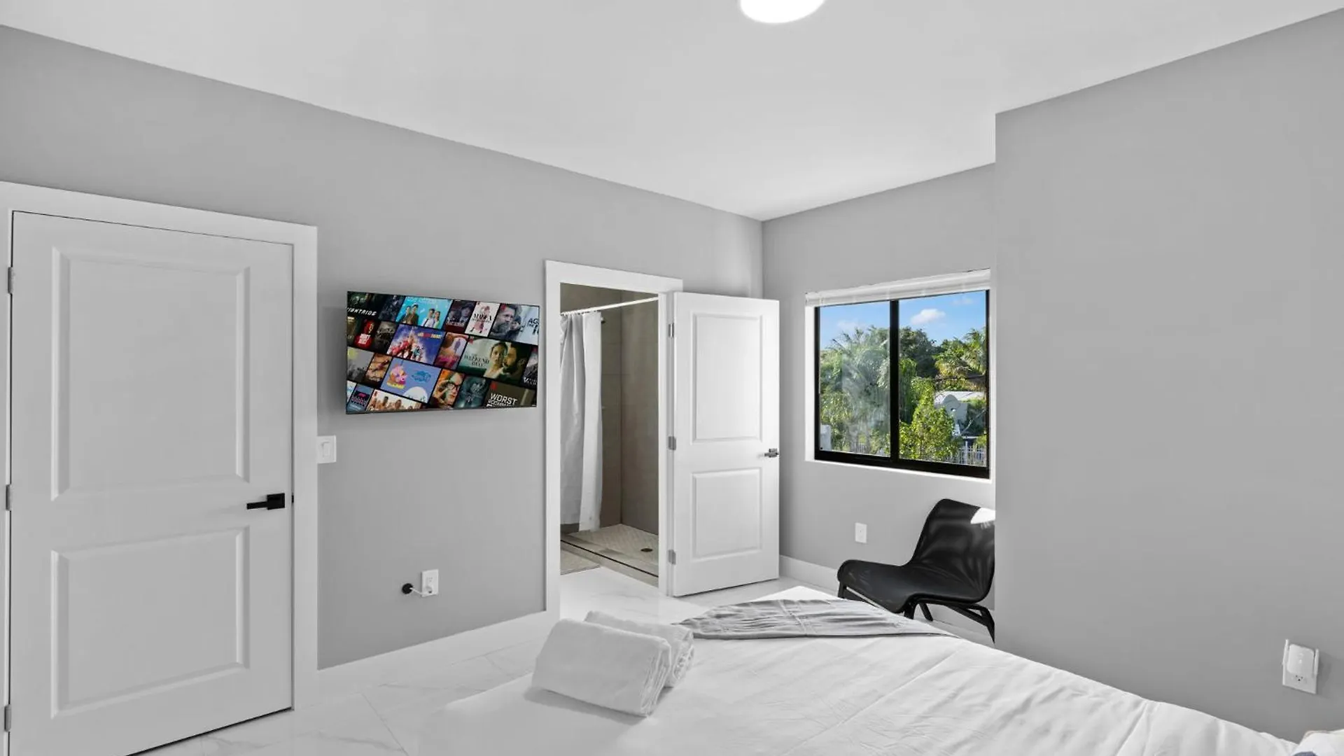 Modern 4-br House With Free Parking