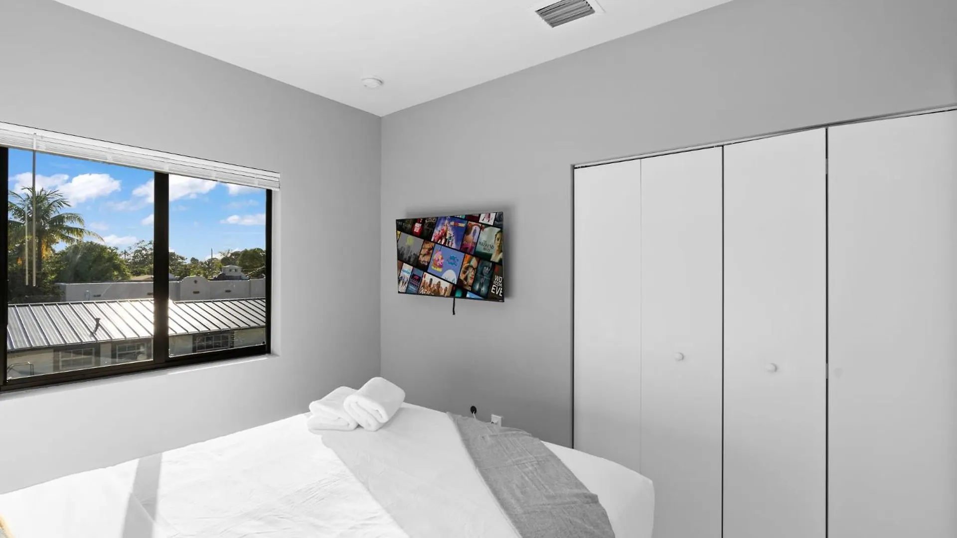Modern 4-br House With Free Parking Apartment