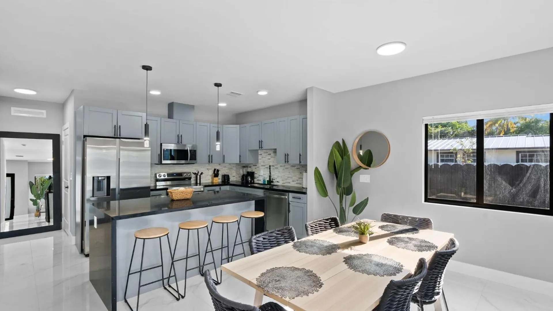 Modern 4-br House With Free Parking