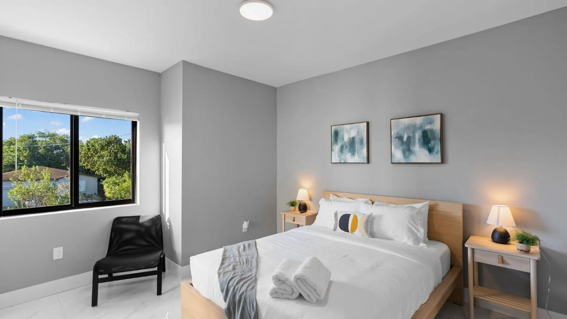 Modern 4-br House With Free Parking Apartment *