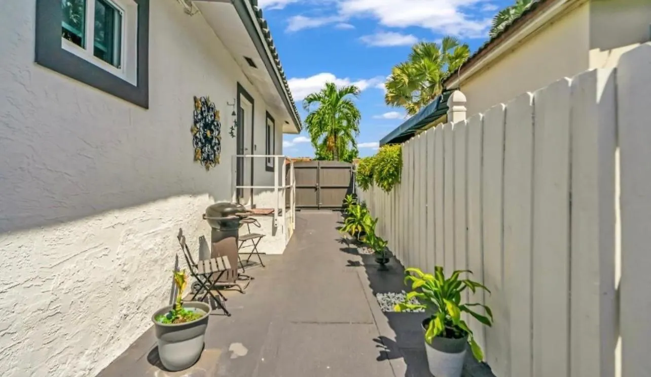 Little Gables Studio-your Escape-10min Airport 아파트