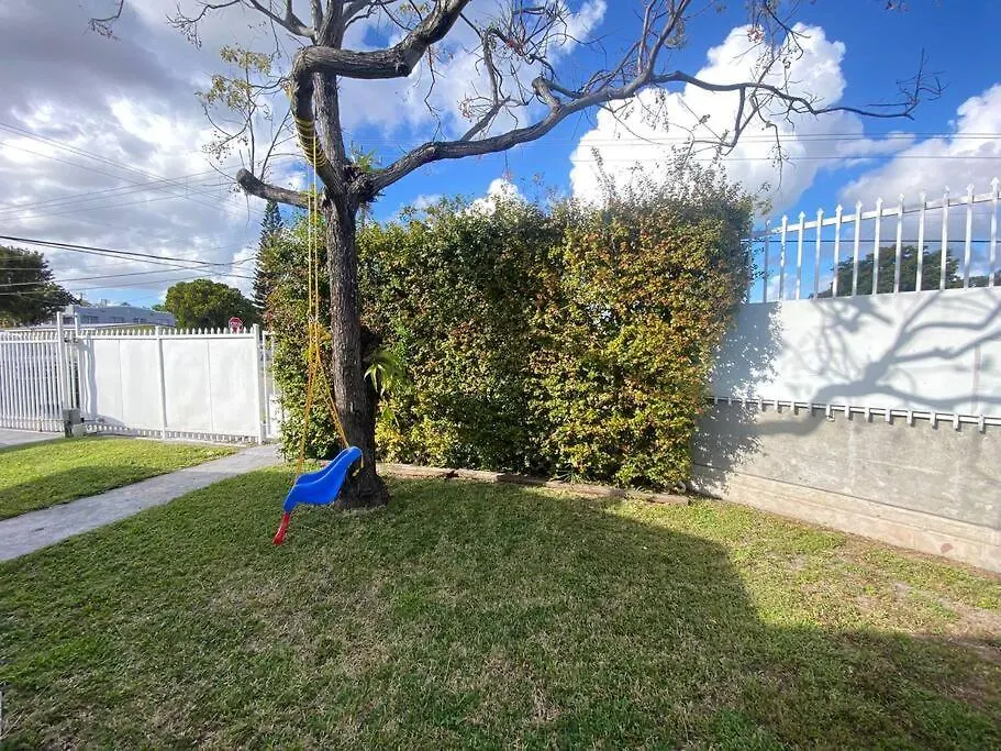 בית נופש Comfortable House Near Downtown & Airport מיאמי