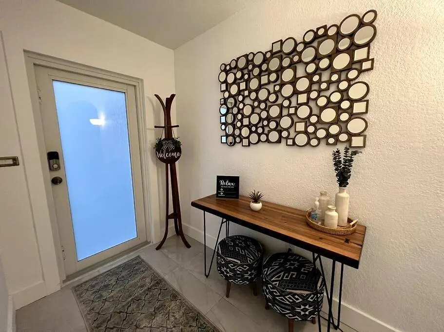 בית נופש Comfortable House Near Downtown & Airport