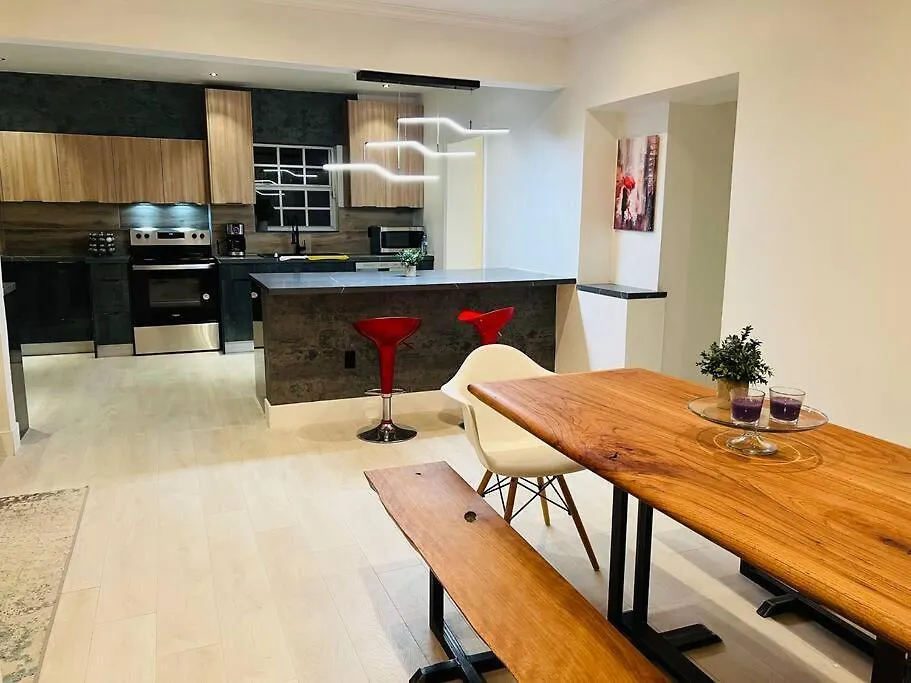Stylish 3-bed, 2-bath Near Downtown Casa de Férias