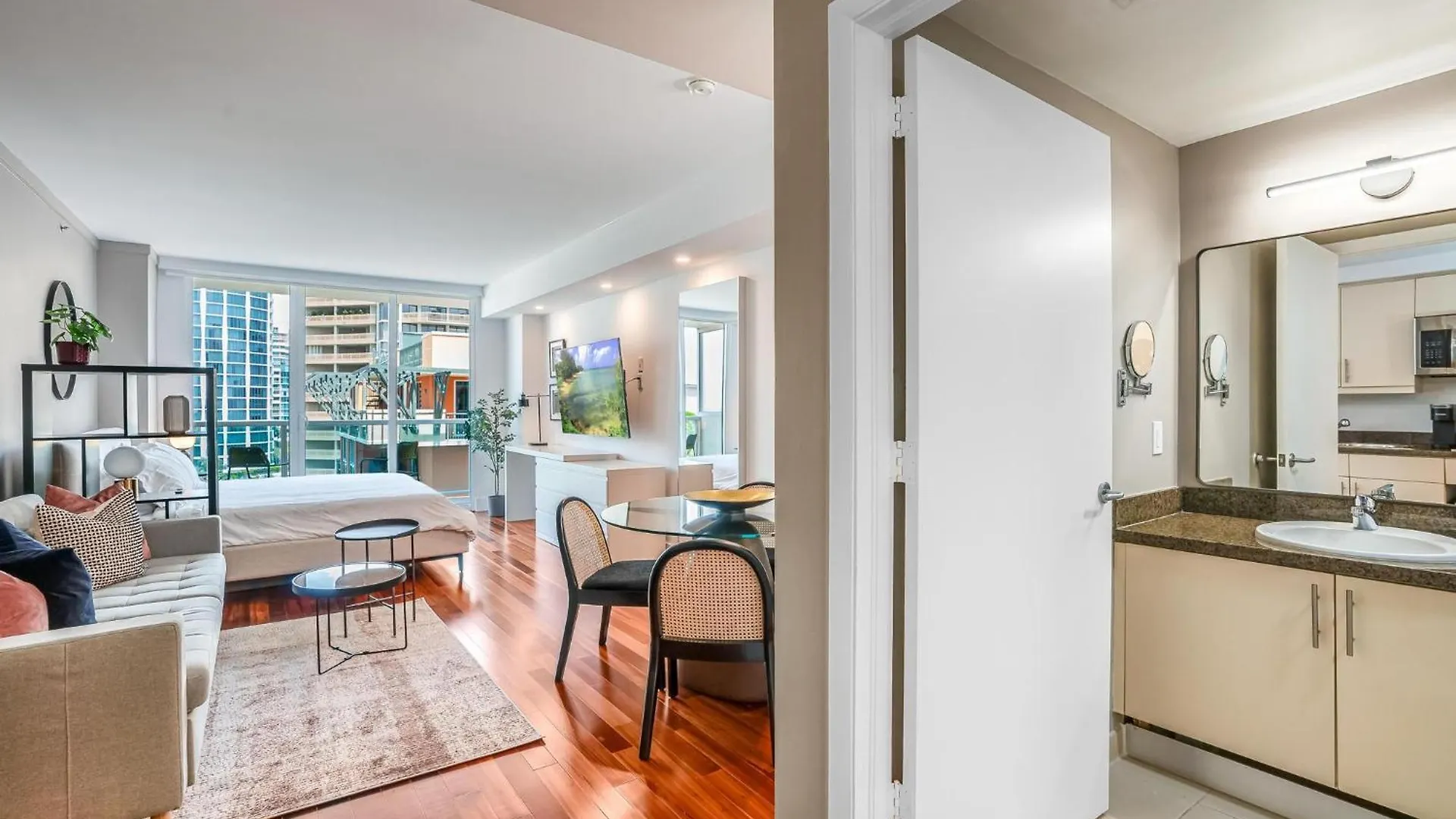 Renovated Coconut Grove Includes Parking Apartman