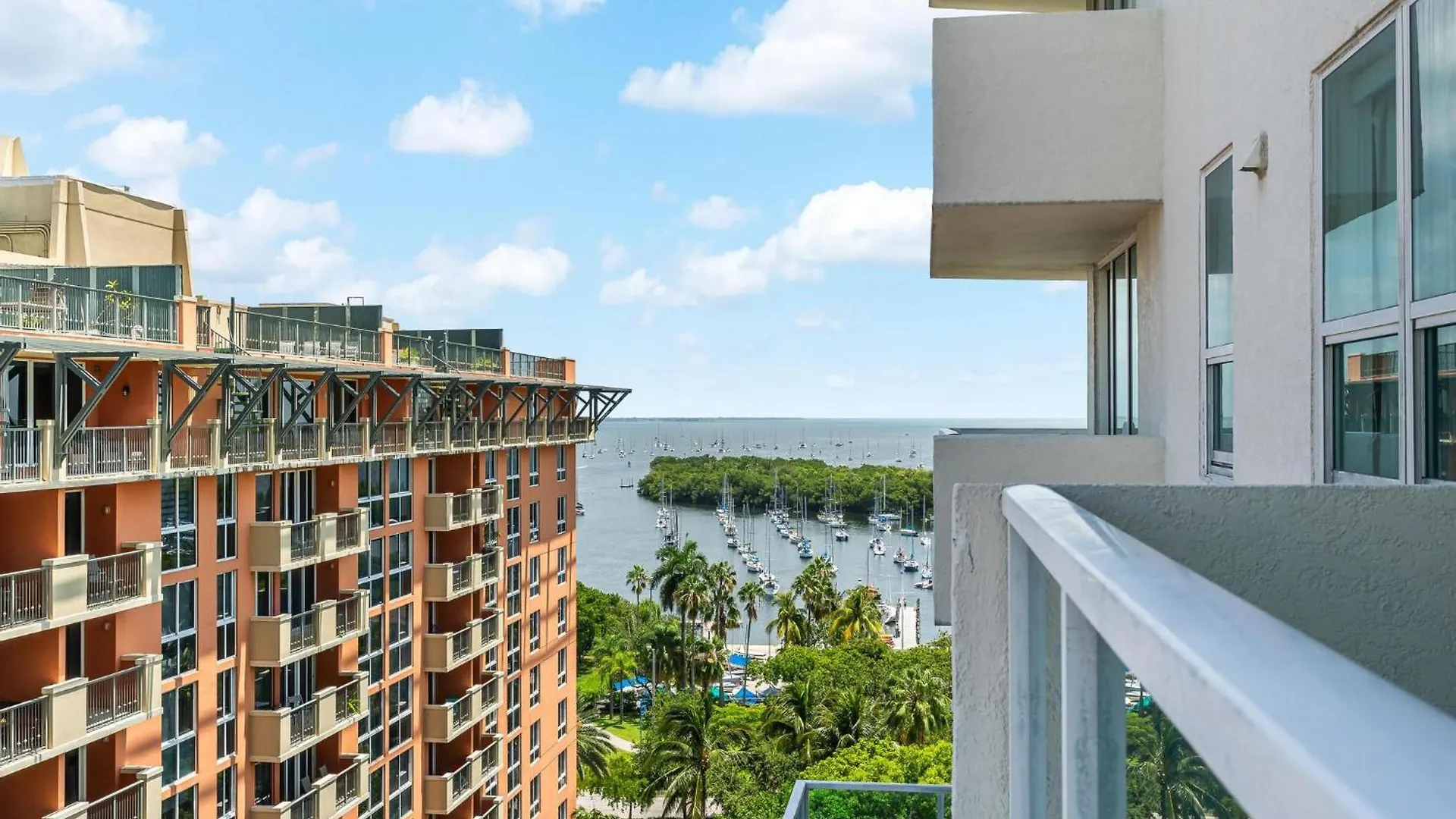 Renovated Coconut Grove Includes Parking Apartman