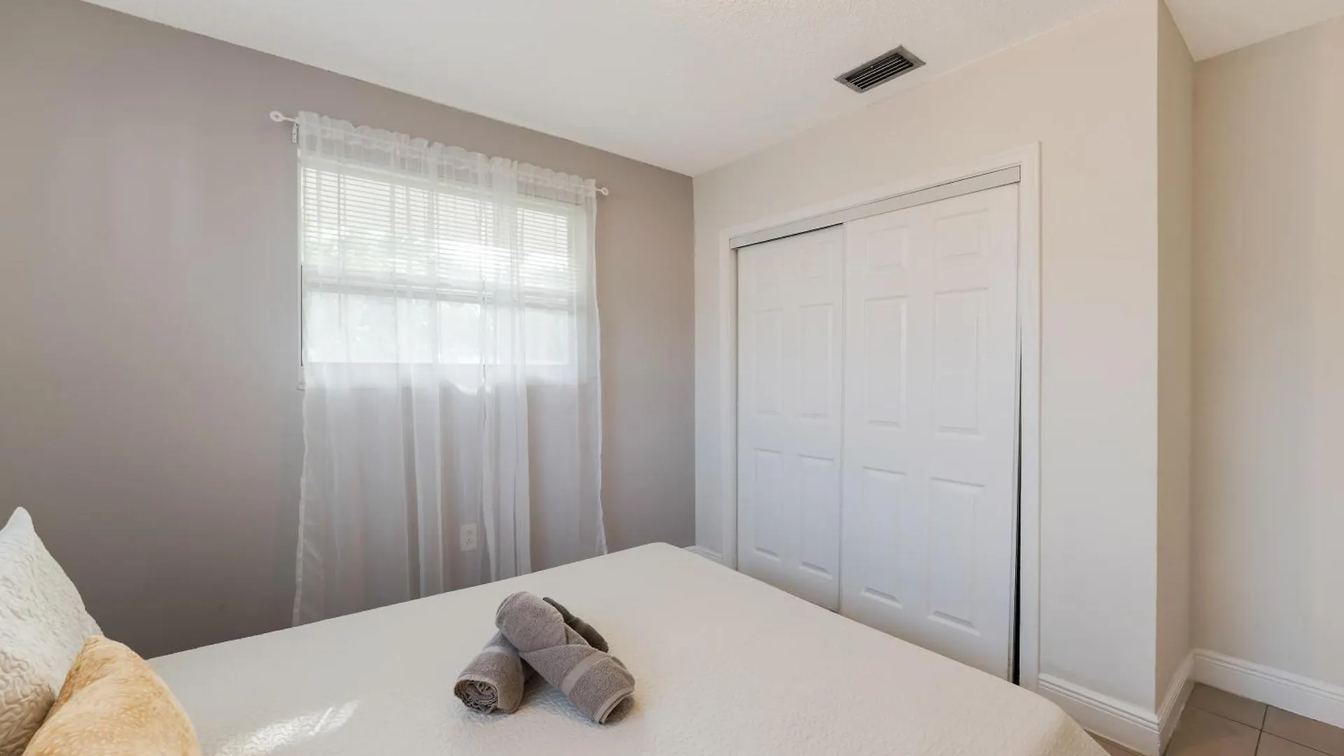 Chic 2 Bedroom Close Downtown W Parking * Miami