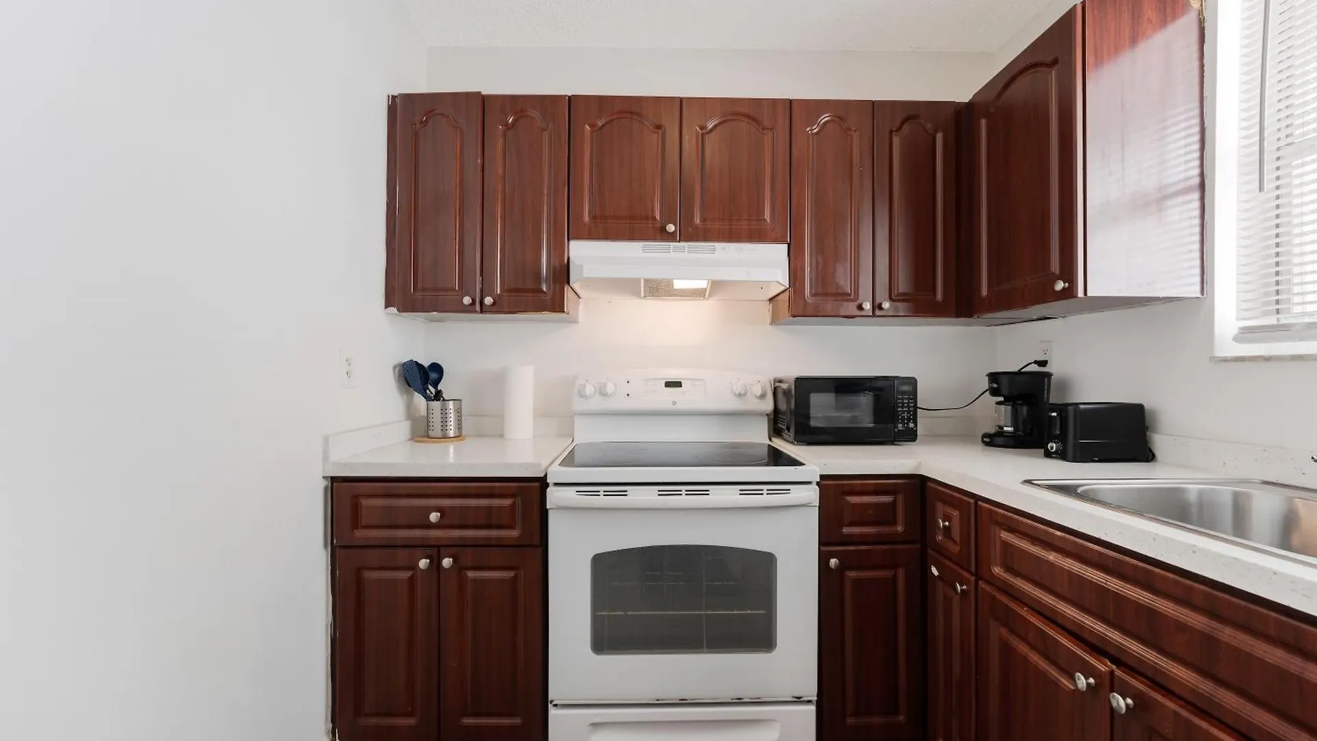 Chic 2 Bedroom Close Downtown W Parking *
