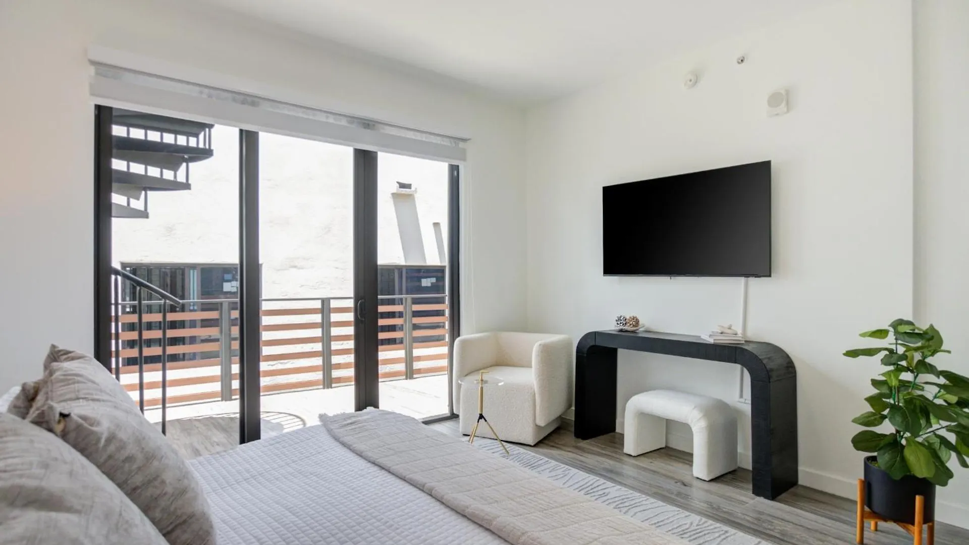 Modern 3br Ph With Rooftop Plunge Pool In Miami