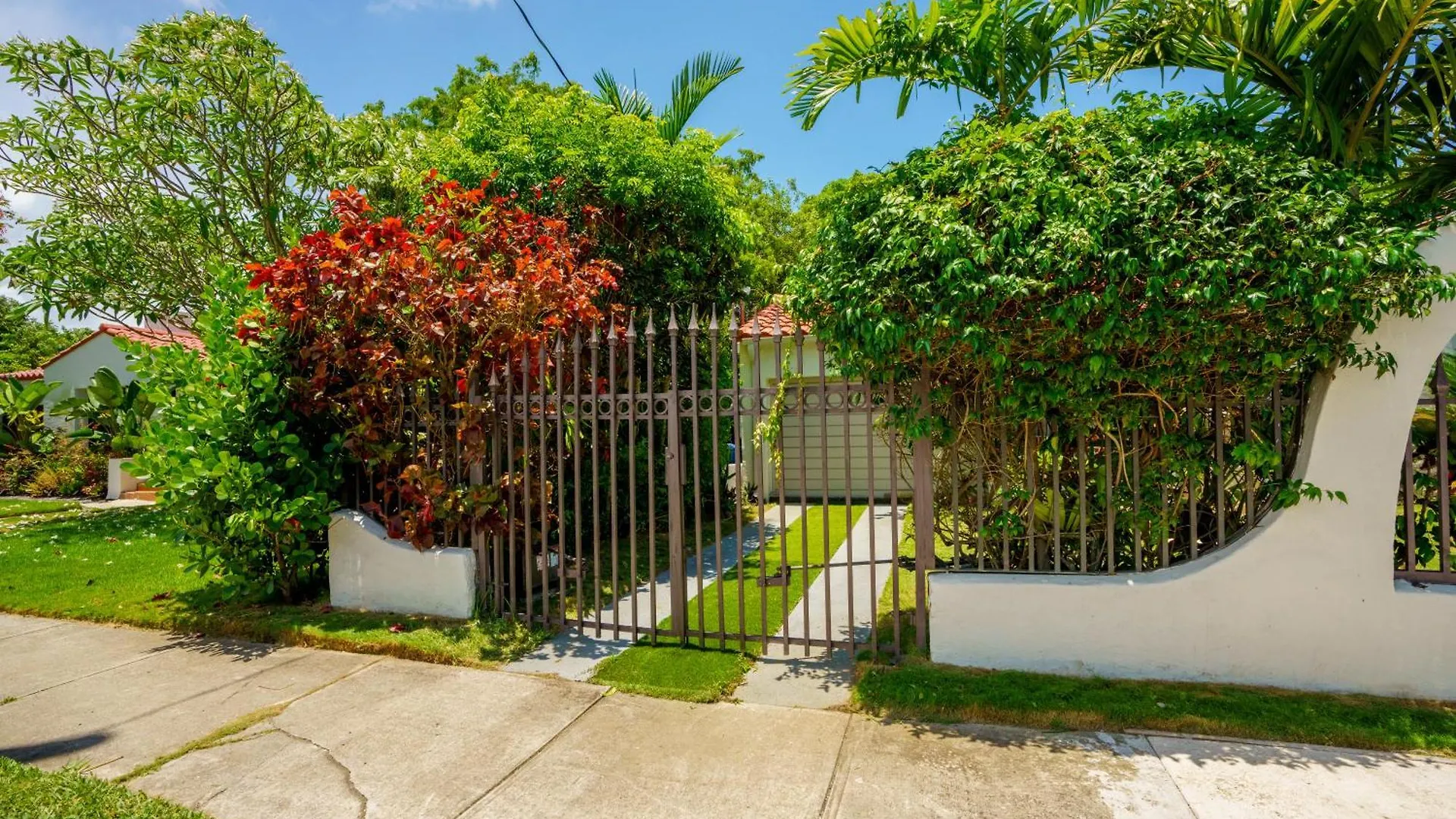 Entire Private Beautiful 2 Bedroom Den House With Gated Front&back Yard And Free Parking 10min Drive To Tatil Evi Miami