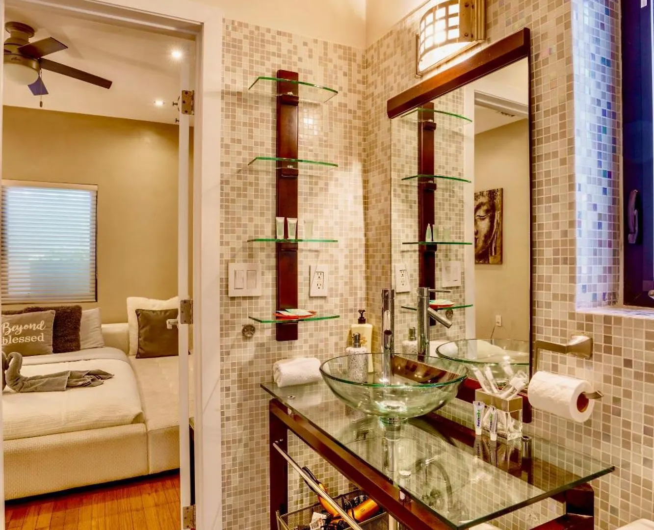 Entire Private Beautiful 2 Bedroom Den House With Gated Front&back Yard And Free Parking 10min Drive To *