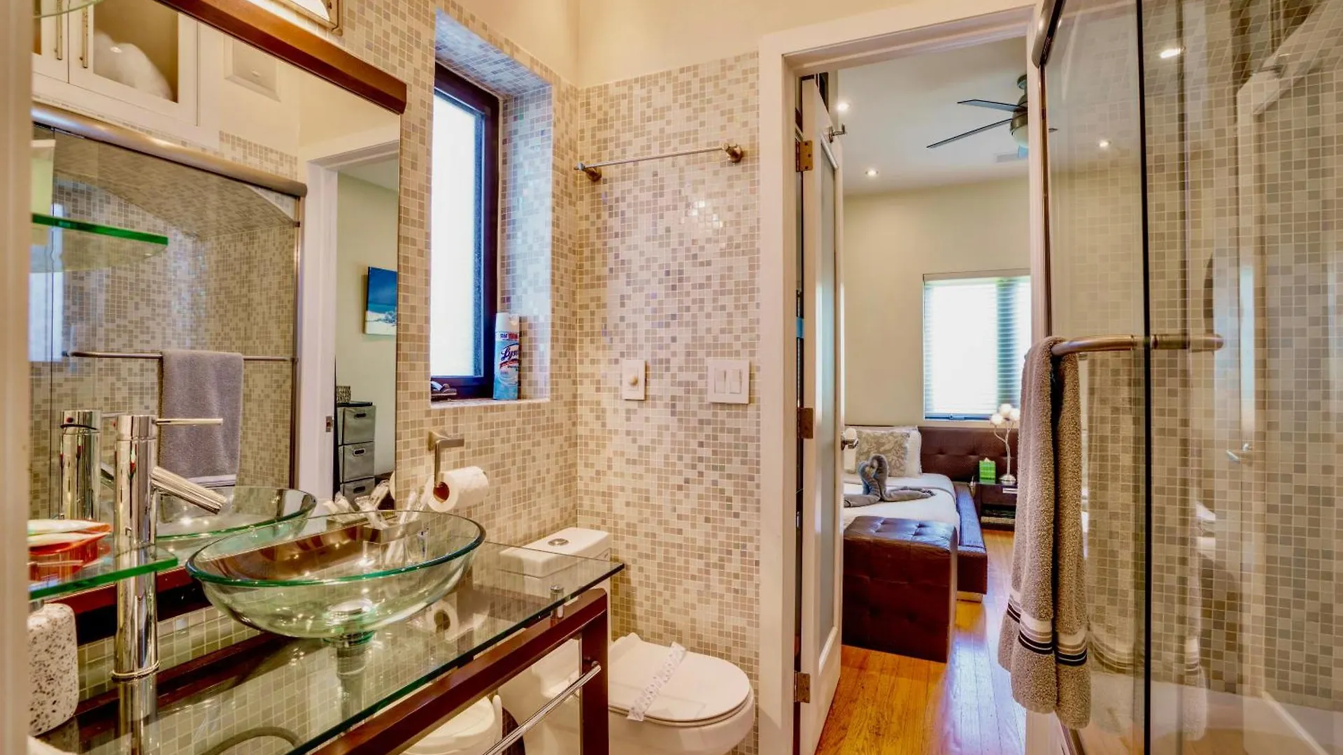 Entire Private Beautiful 2 Bedroom Den House With Gated Front&back Yard And Free Parking 10min Drive To Miami