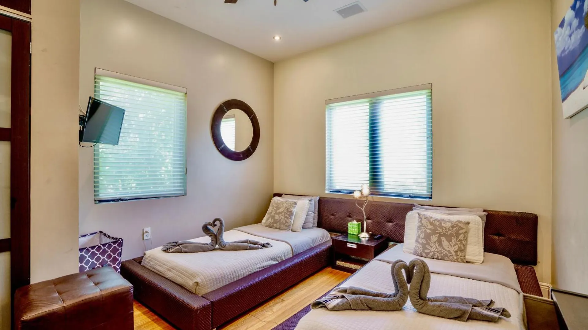 Entire Private Beautiful 2 Bedroom Den House With Gated Front&back Yard And Free Parking 10min Drive To Tatil Evi