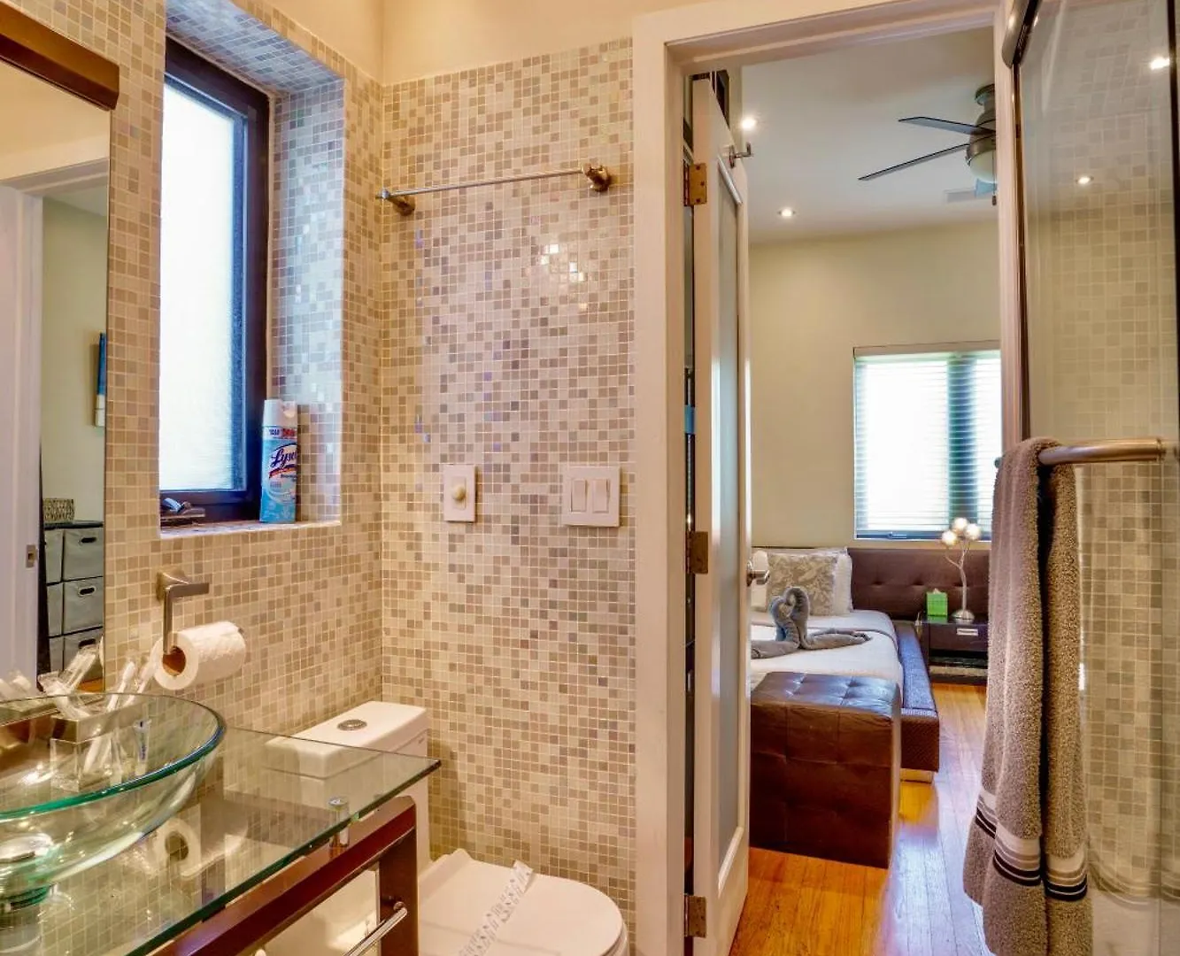 Entire Private Beautiful 2 Bedroom Den House With Gated Front&back Yard And Free Parking 10min Drive To *