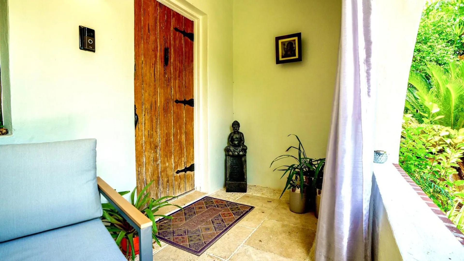 Entire Private Beautiful 2 Bedroom Den House With Gated Front&back Yard And Free Parking 10min Drive To Miami