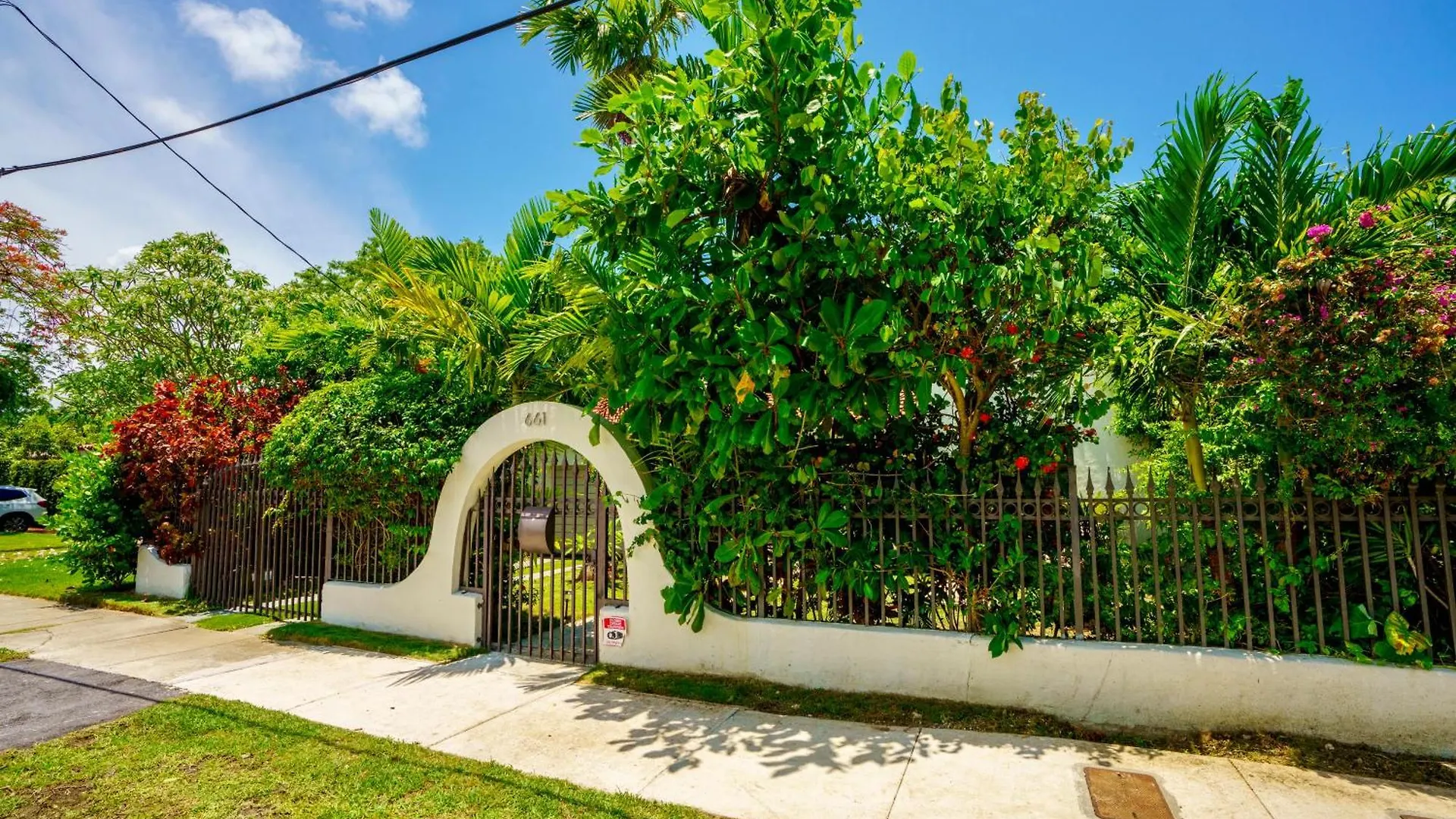 Entire Private Beautiful 2 Bedroom Den House With Gated Front&back Yard And Free Parking 10min Drive To