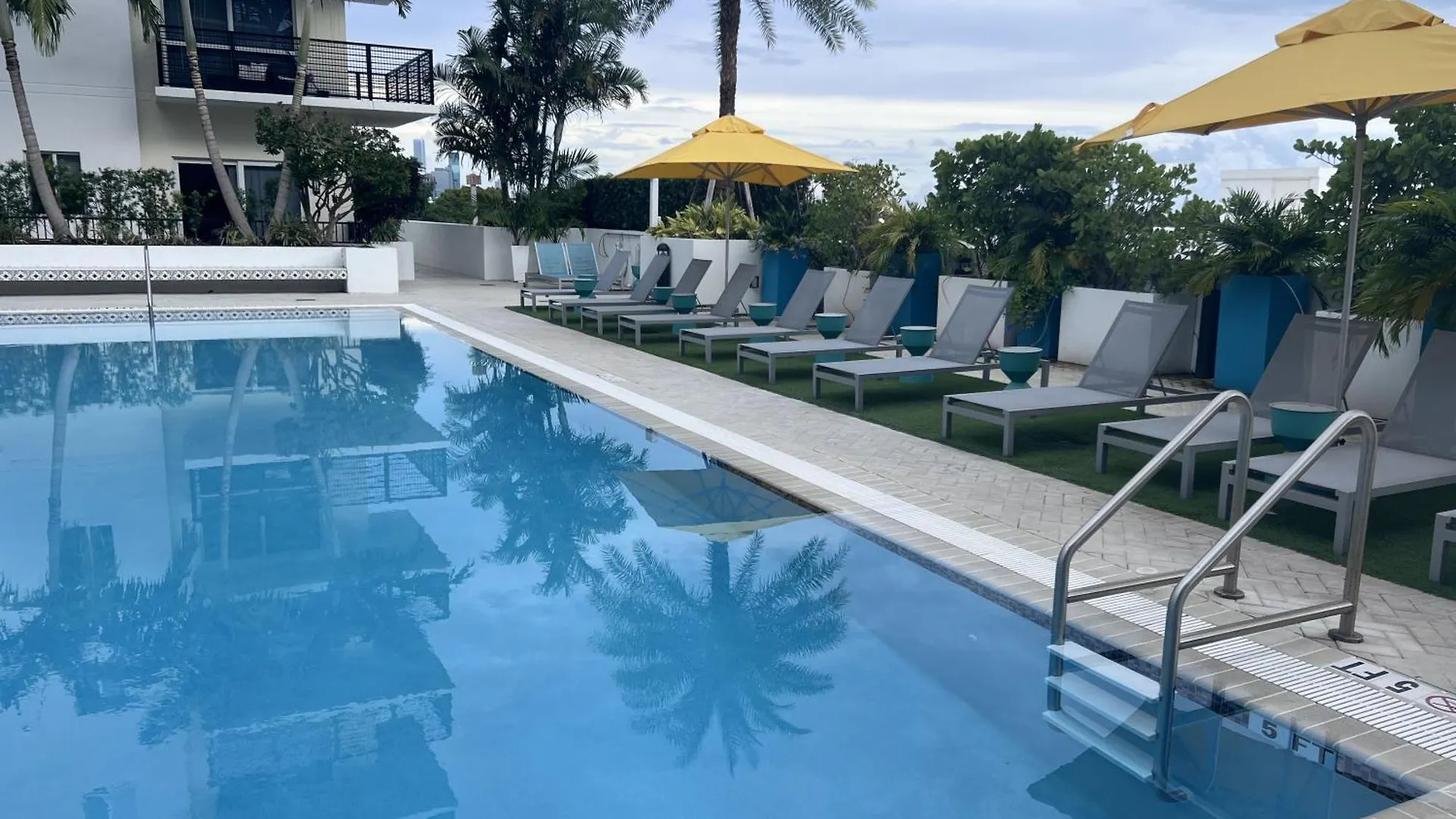 Homestay Master Bed In Calle Ocho