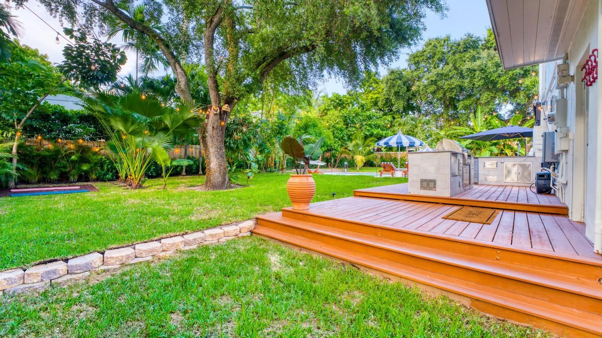 Stunning Historic With Jacuzzi Heated Pool And Style Backyard Willa