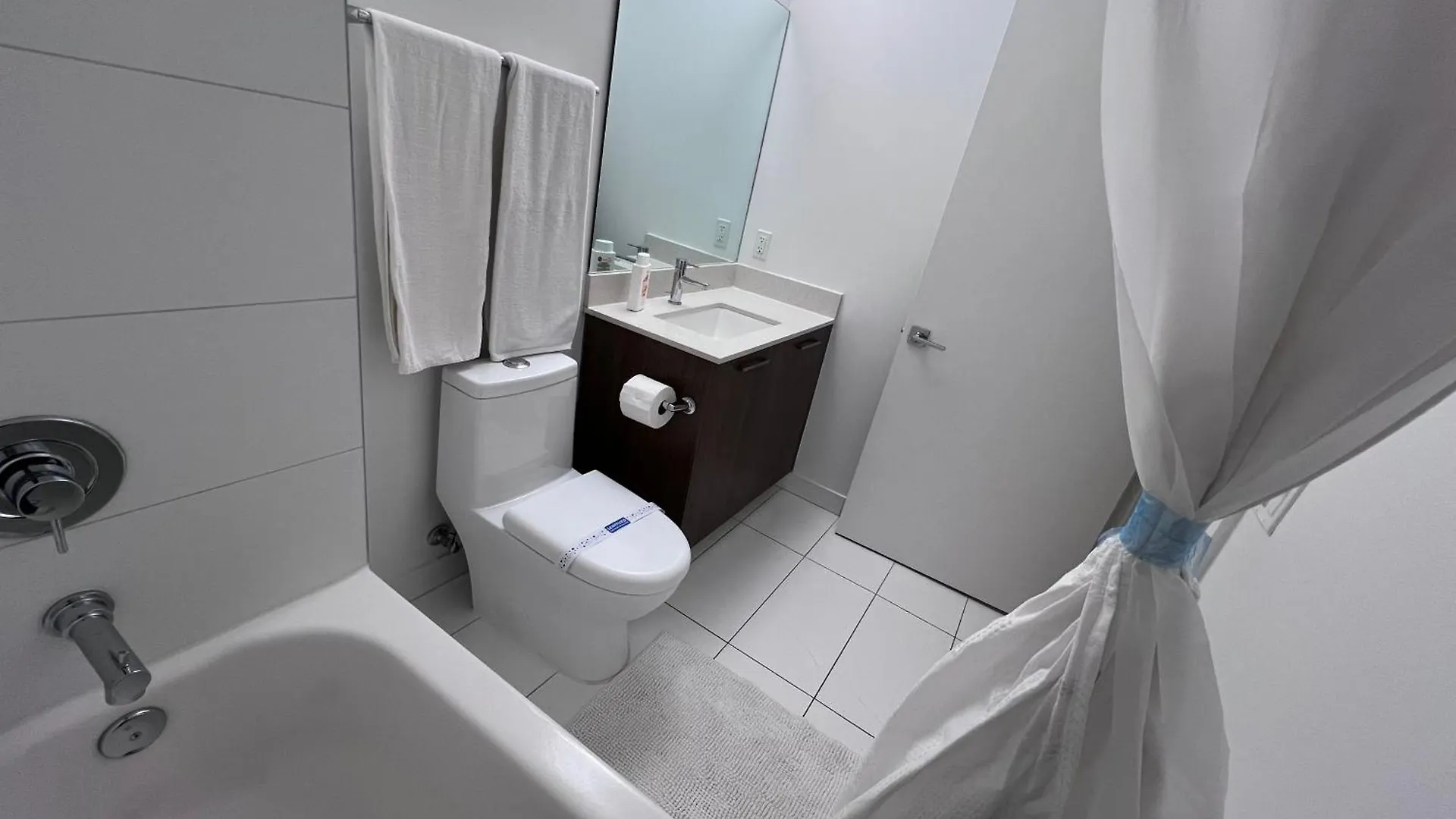 Master Bed In Calle Ocho Homestay *