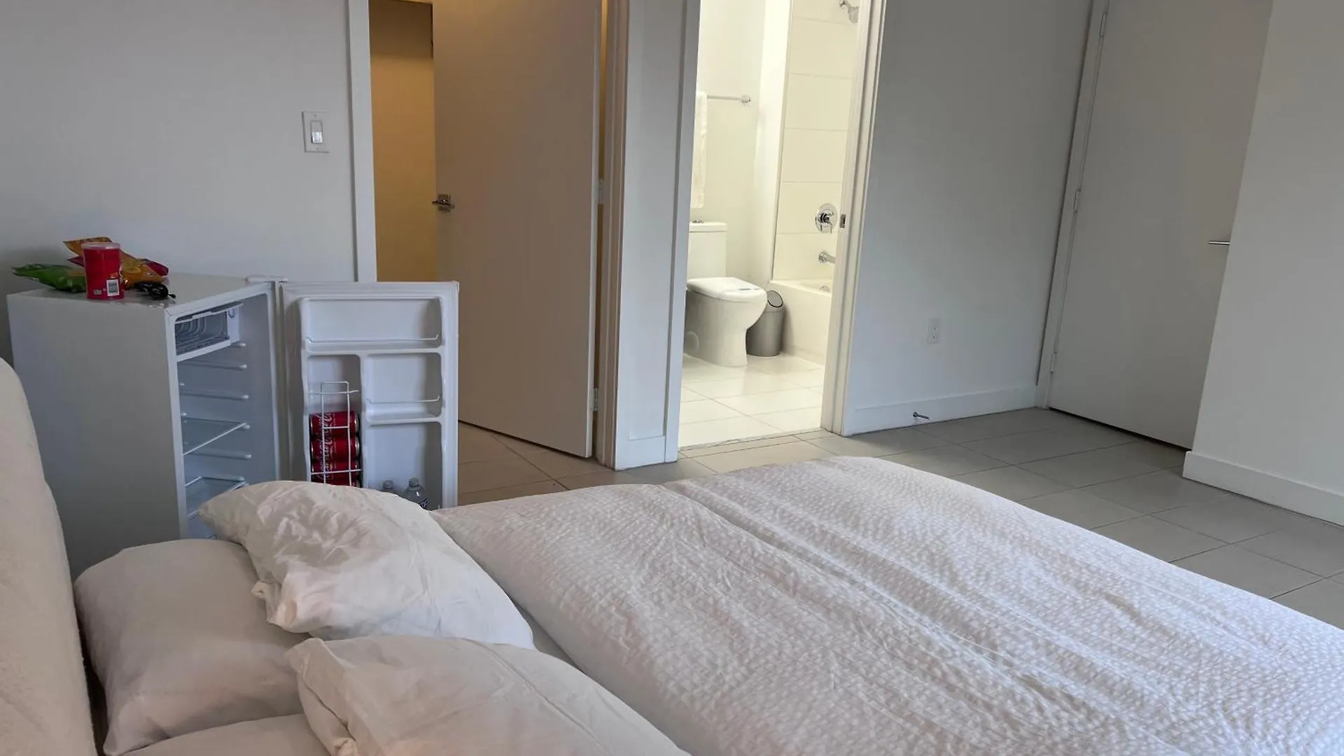 Homestay Master Bed In Calle Ocho *