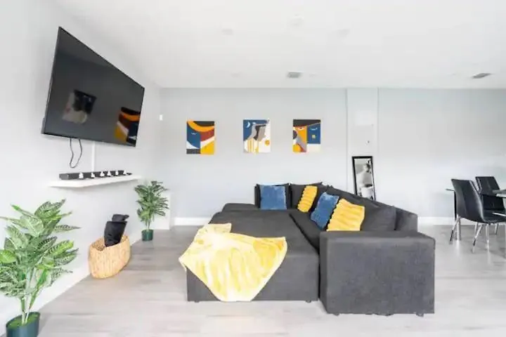 Hot Tub, Games & King Bed - 8min From Airport, & Dt Διαμέρισμα