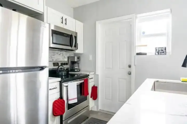 Hot Tub, Games & King Bed - 8min From Airport, & Dt Διαμέρισμα *