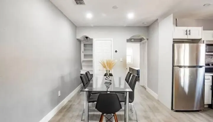 Hot Tub, Games & King Bed - 8min From Airport, & Dt