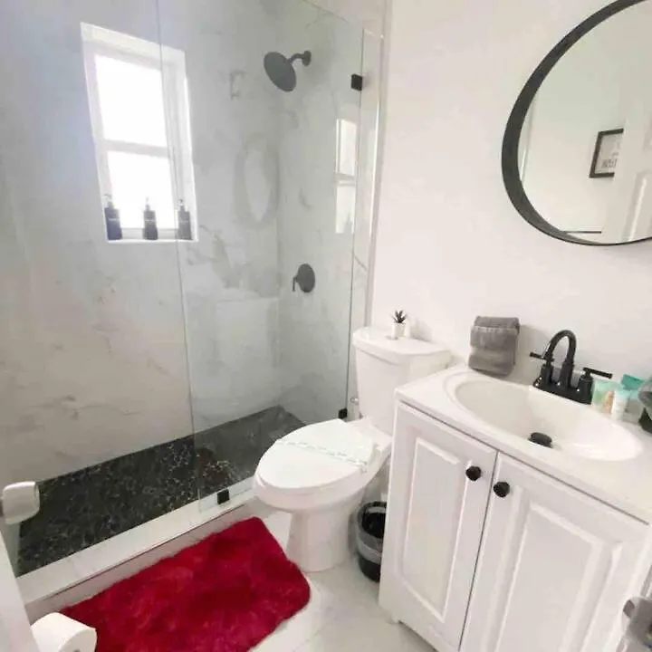 Hot Tub, Games & King Bed - 8min From Airport, & Dt Διαμέρισμα