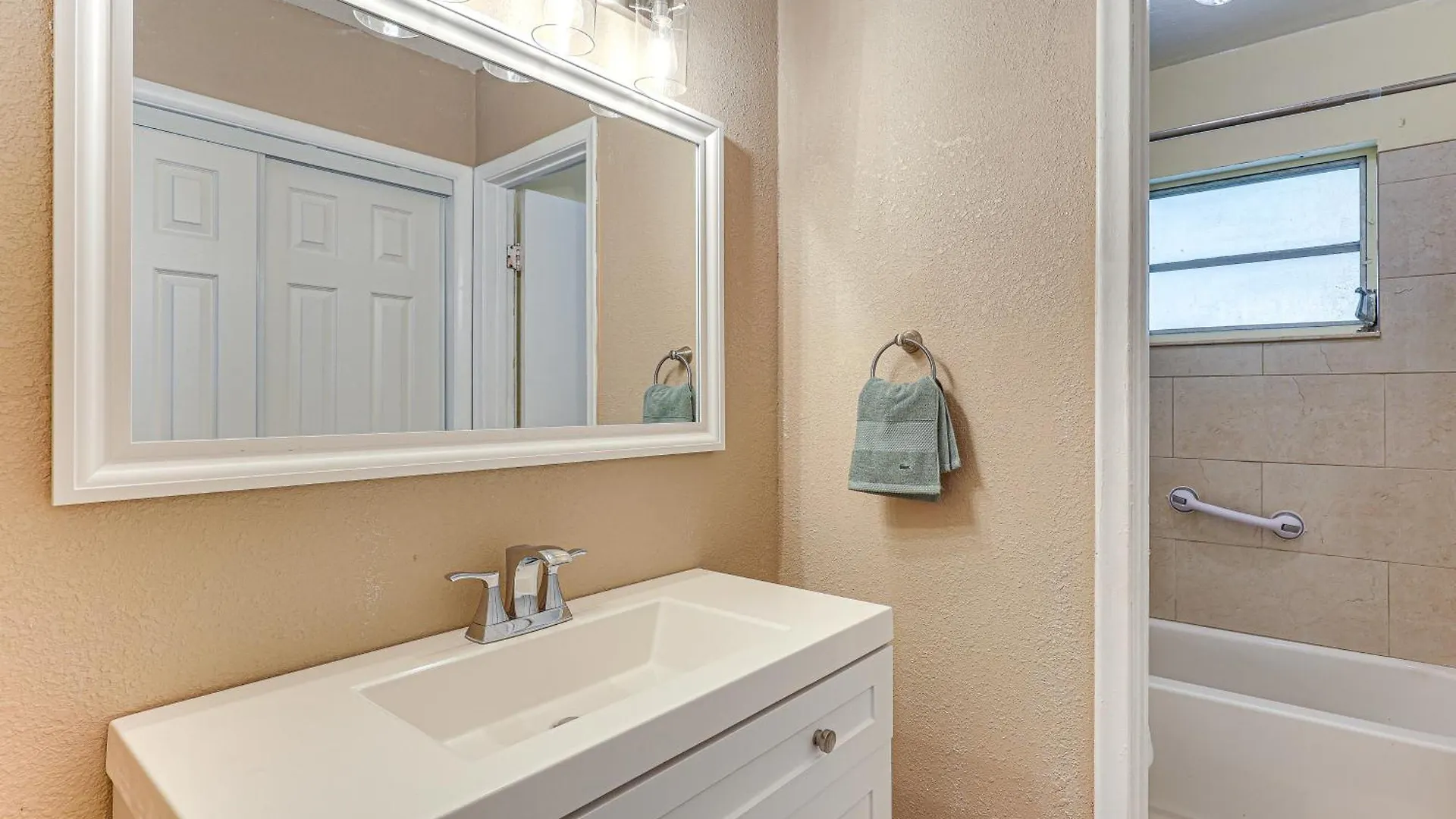 11 Mi To South With Screened Porch! * Miami