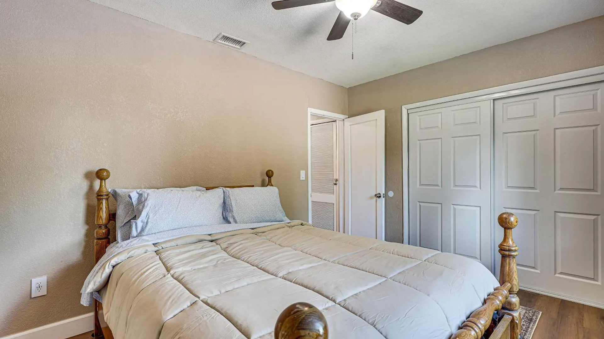 11 Mi To South With Screened Porch!