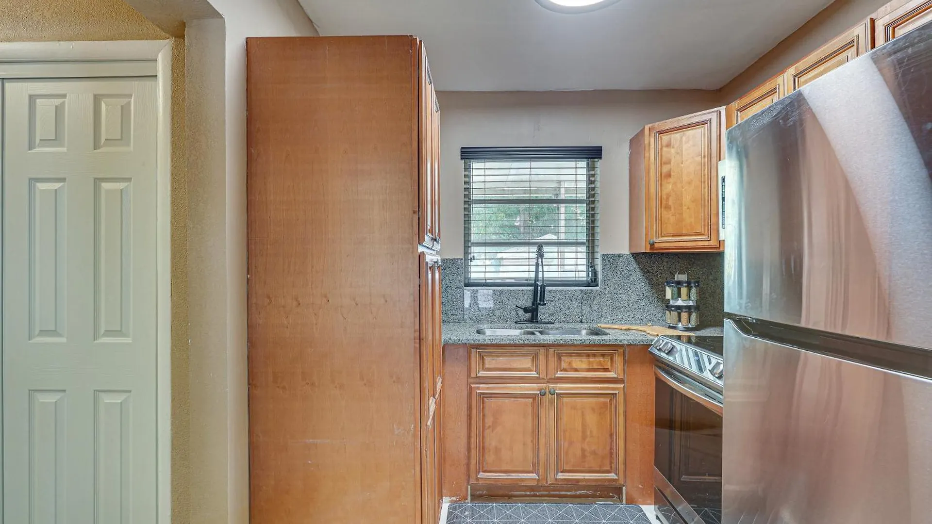 11 Mi To South With Screened Porch! Miami