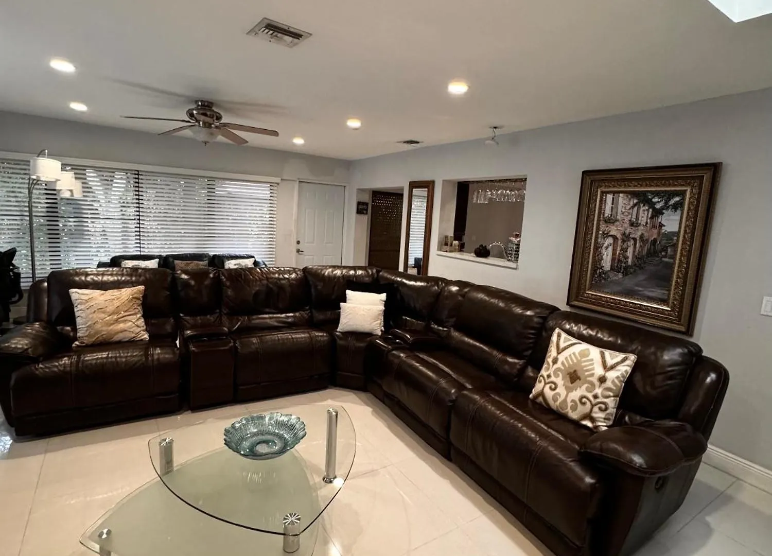 Modern Oversized 3 Bedroom In Location 度假居 *